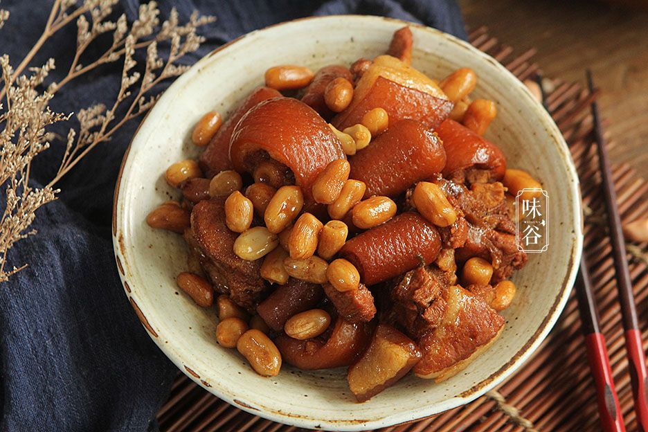 猪身上最美味的部位，和花生一起焖，鲜香营养，女人下饭男人下酒