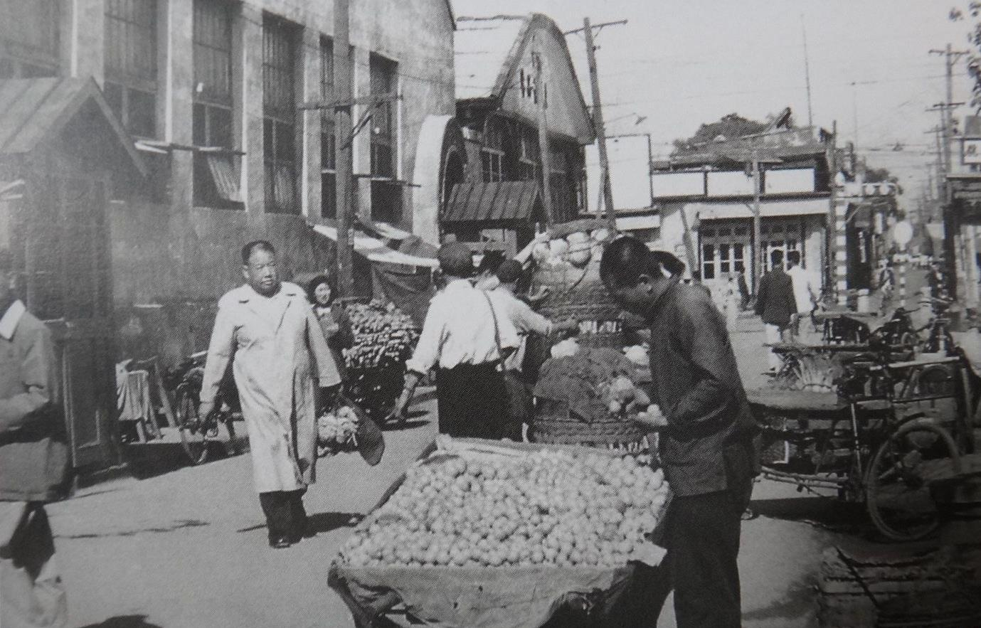 1950年，重庆一位菜农因讨价还价暴露身份，被捕后扭送公审判死刑