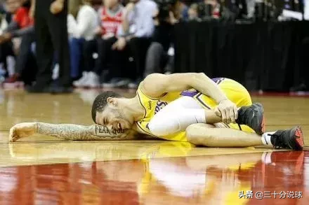 为什么nba签名鞋这么贵(495美元的天价签名鞋为何让鲍尔频频扭脚？成本8美元你穿你也伤)