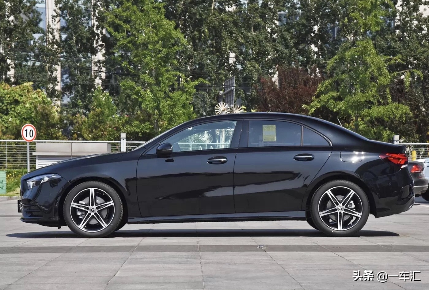 2.0T+全时四驱，奔驰新款A220L，网友：快30万元买它值不值
