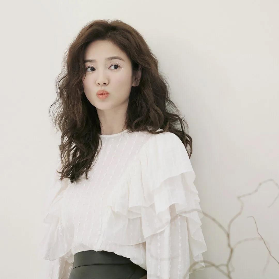 宋慧乔的"泡面卷"太显老了,换发型要慎重,保持头发蓬松最关键