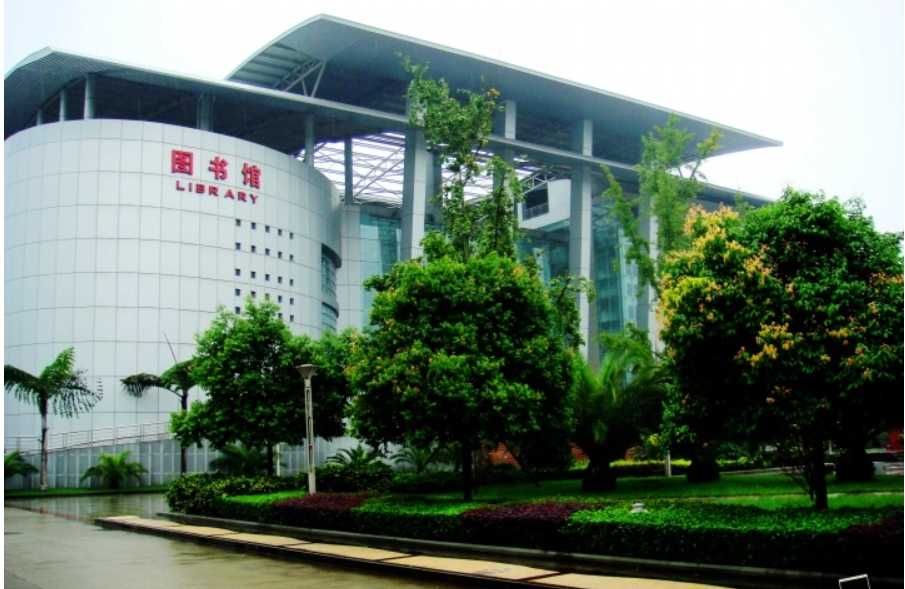 中国最大的大学：总面积一万七千亩，学校拥有五个机场