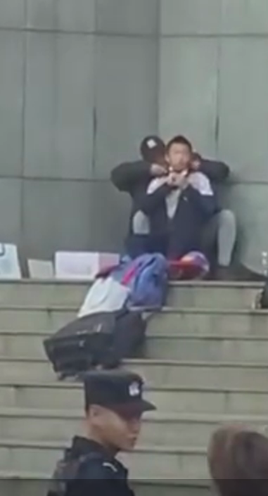 56岁男子名校门外捅人劫持学生导致1死7伤，昆明出动特警现场击毙劫匪成功解救人质