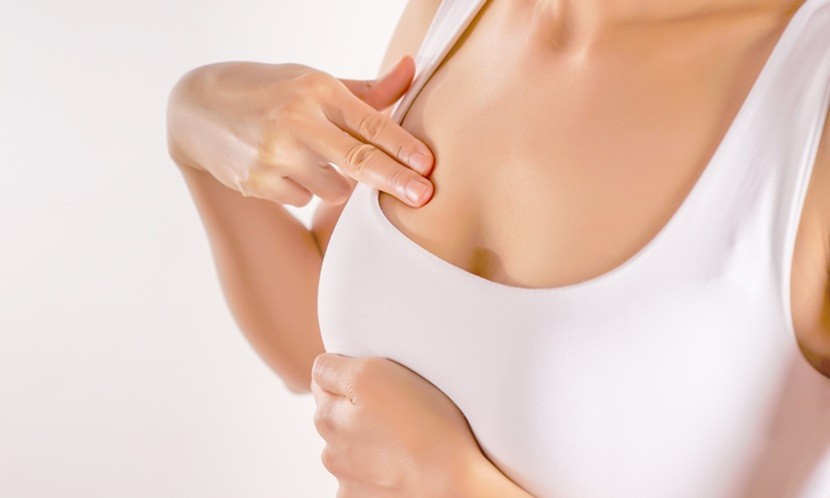 年轻妈妈喂奶被偷拍，在场所有女性愤然起身，旁边小伙都忍不住了