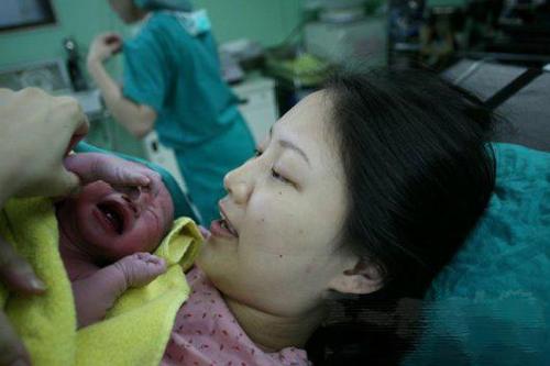 妻子顺产,丈夫陪产抓拍3张照片成经典,丈夫泪奔感叹母爱伟大