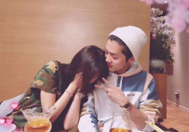 童星成长之痛：关晓彤与鹿晗谈恋爱遭质疑，王源抽烟写情歌惹争议