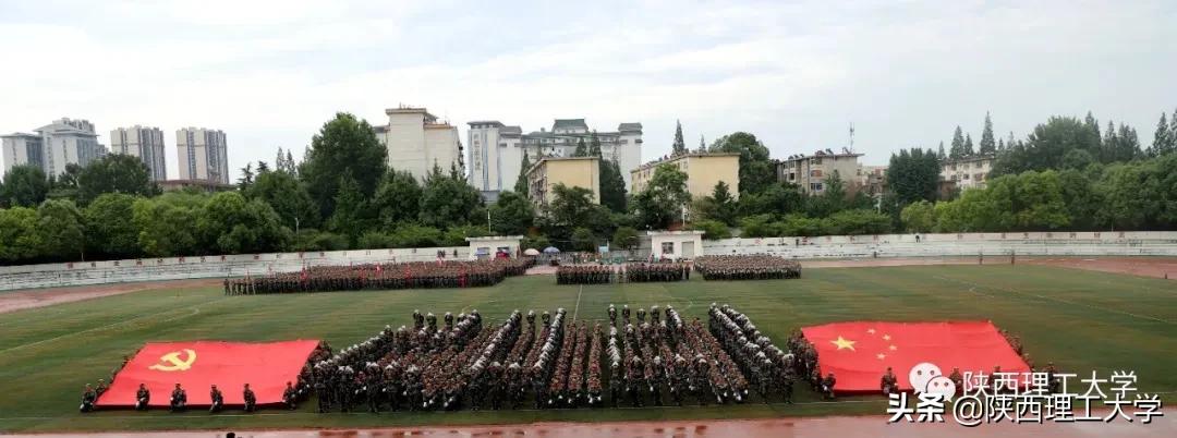 雨中闭幕，2020级军训汇报，请您检阅