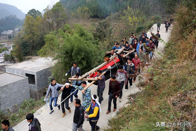 农村“老风俗”非常多，老人去世都有哪些风俗，你们那里还讲究吗