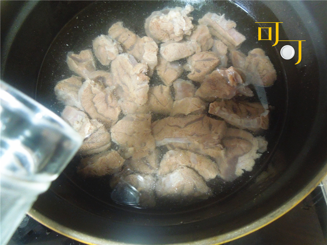 用沙茶酱炖一锅牛肉，鲜香下饭，广东、闽南人特别喜爱