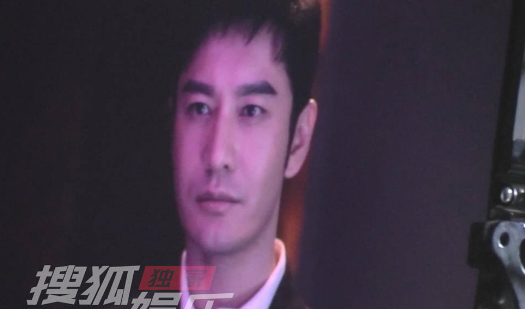 袁泉替补出演《玫瑰之战》！与黄晓明同框气场不输，遇粉丝心情佳