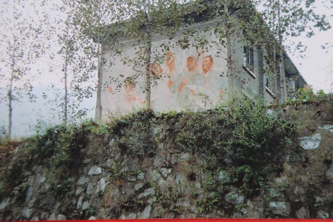 鄂西北一处军工厂，修建一条厂区15公里铁路专用线，主要生产医药
