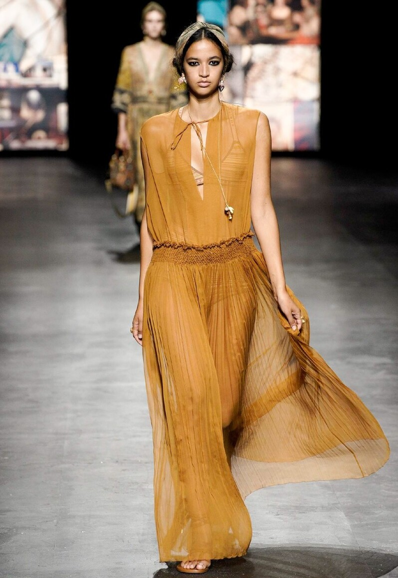 透视网纱可柔美可帅气,就看整体怎么搭,款式选对事半功倍