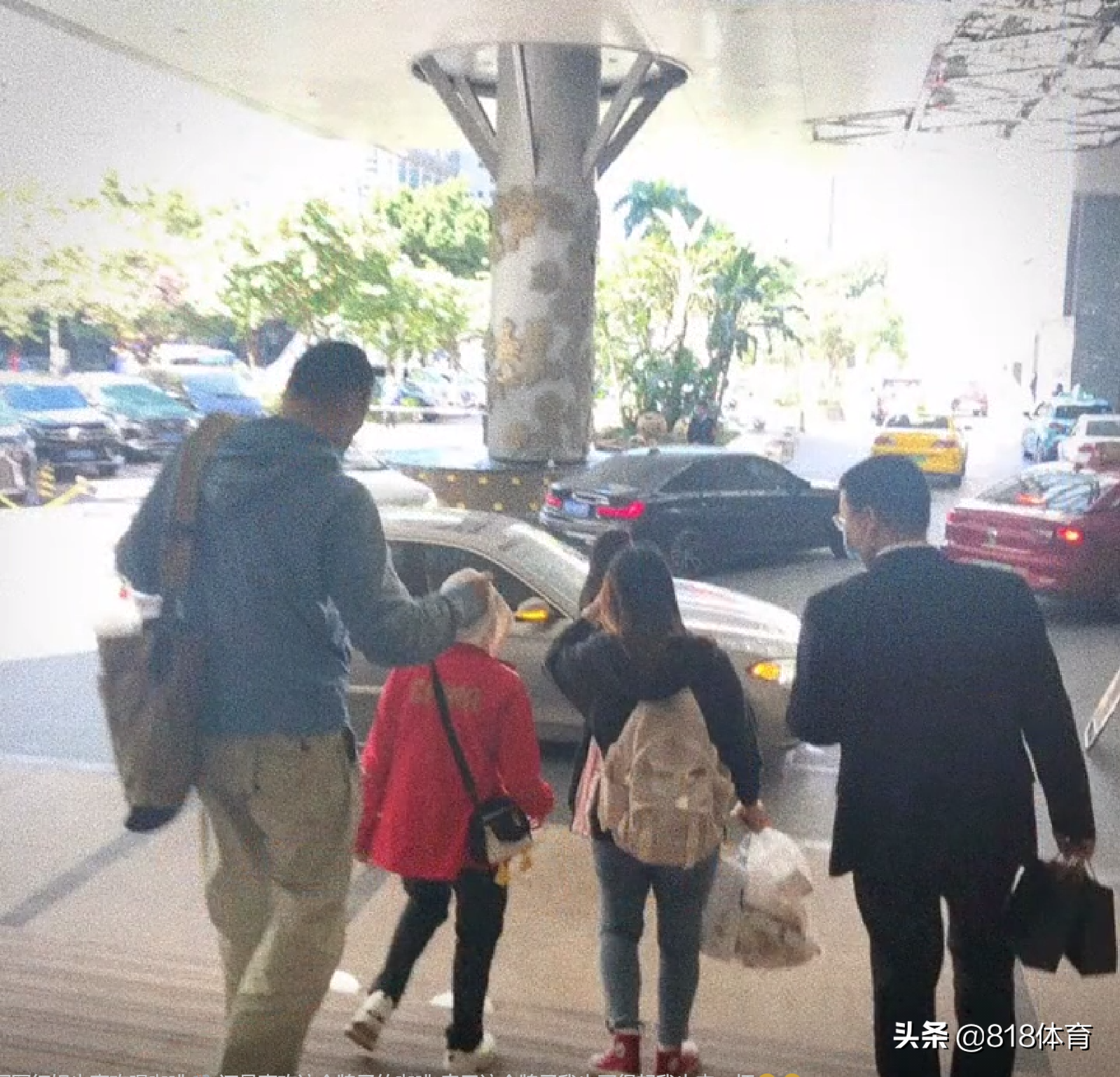 顶流!全红婵现身瑞幸咖啡买奶茶,队医怕她吃蛋糕紧随,3"保镖"护驾