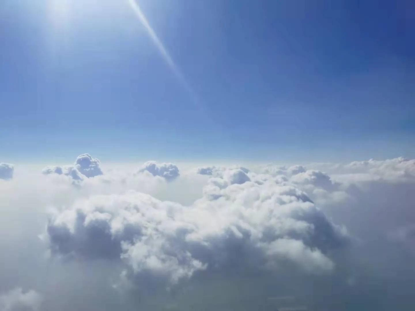 飞机上空的蓝天白云