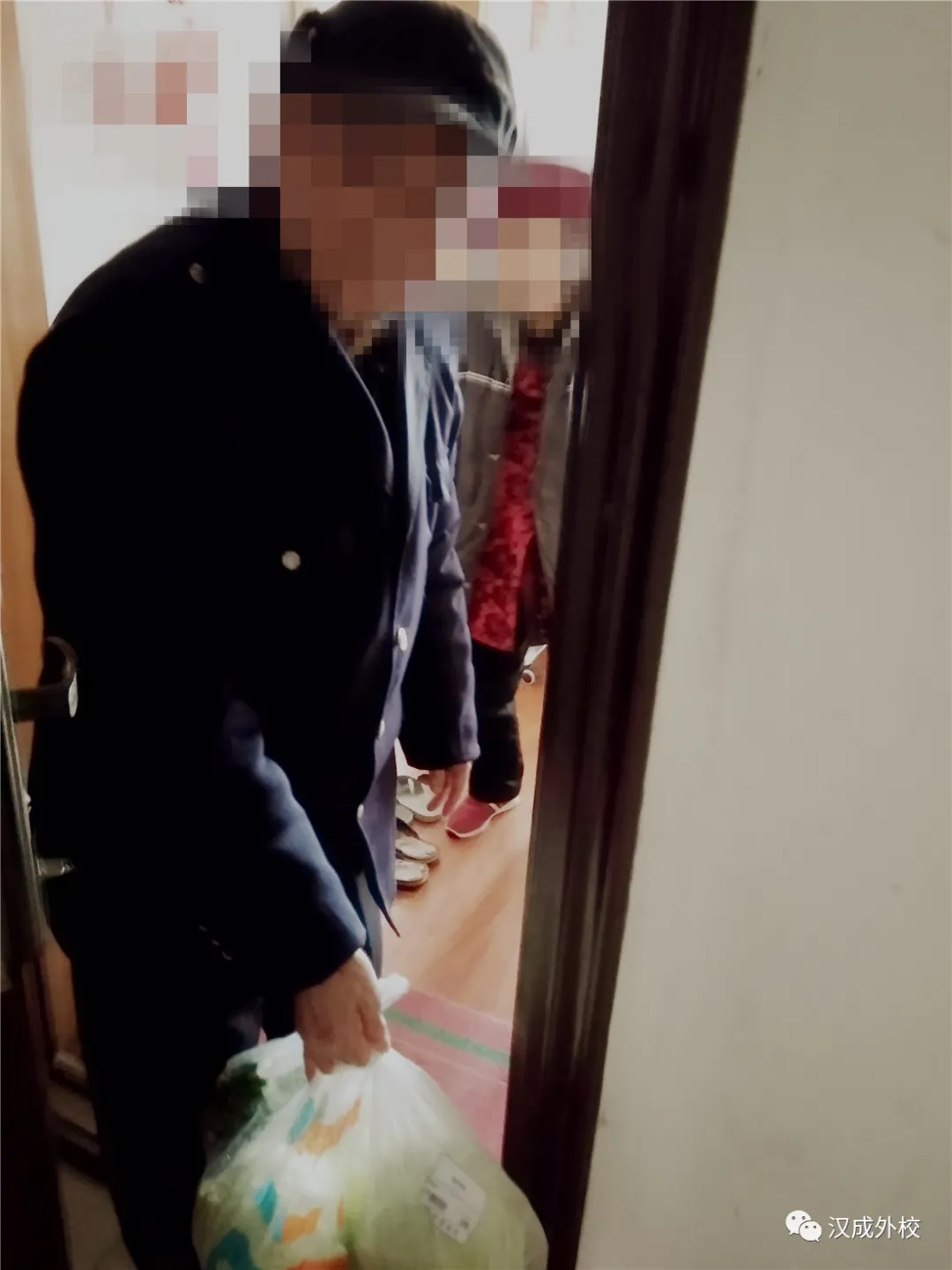 岂曰无衣 与子同袍:汉成外校向一线捐赠防护服