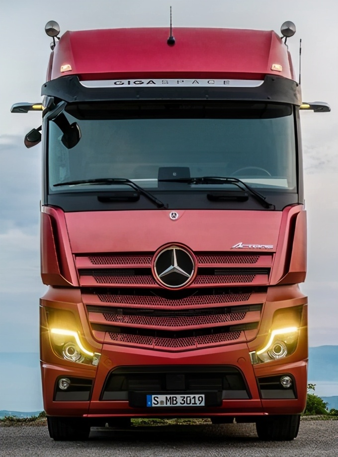 出道即巅峰,每一款都经典,回顾奔驰actros旗舰卡车的故事