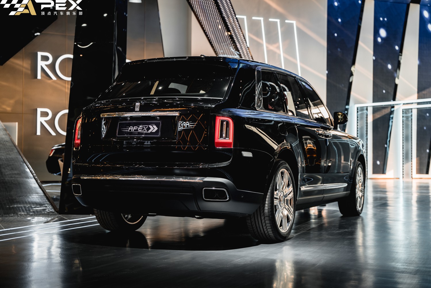 令人耳目一新或反感:劳斯莱斯库里南vs宾利添越