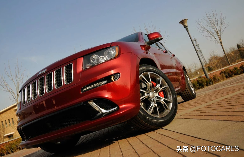 Jeep大切诺基6.4L SRT8实拍，百公里不到5秒，售价近120万的灭霸