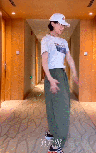 “华为小公主”的一支舞，暴露娱乐圈多少明星的尴尬