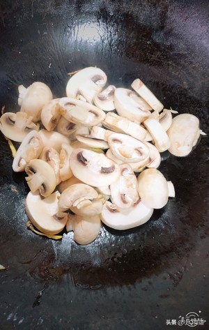 比肉好吃的素菜菜谱，清炒口蘑菇，简单美味营养，10分钟搞定