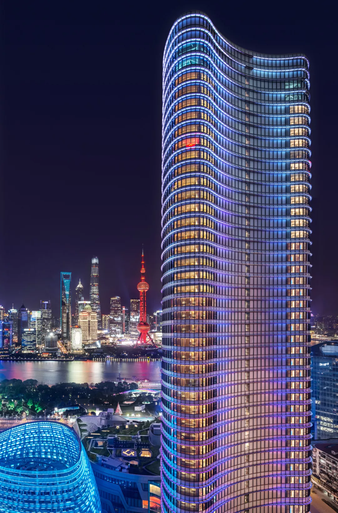 是上海新地标之一据说他们的池畔酒吧可以一览黄浦江的壮美全景室外的