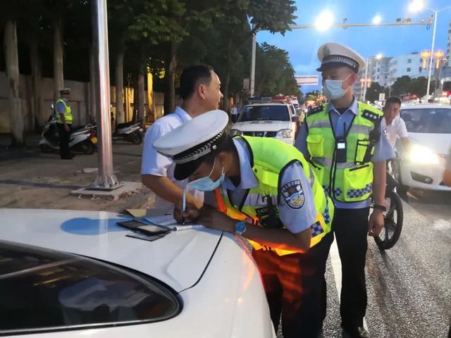 开车有驾照，被查时没带算“无证驾驶”吗？交警：有这个就行