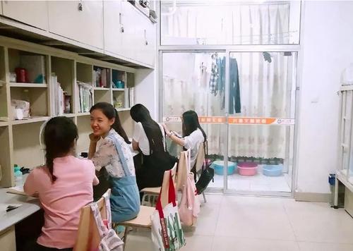 大学辅导员突查女生宿舍，“违禁品”五花八门，犹如小型杂货店