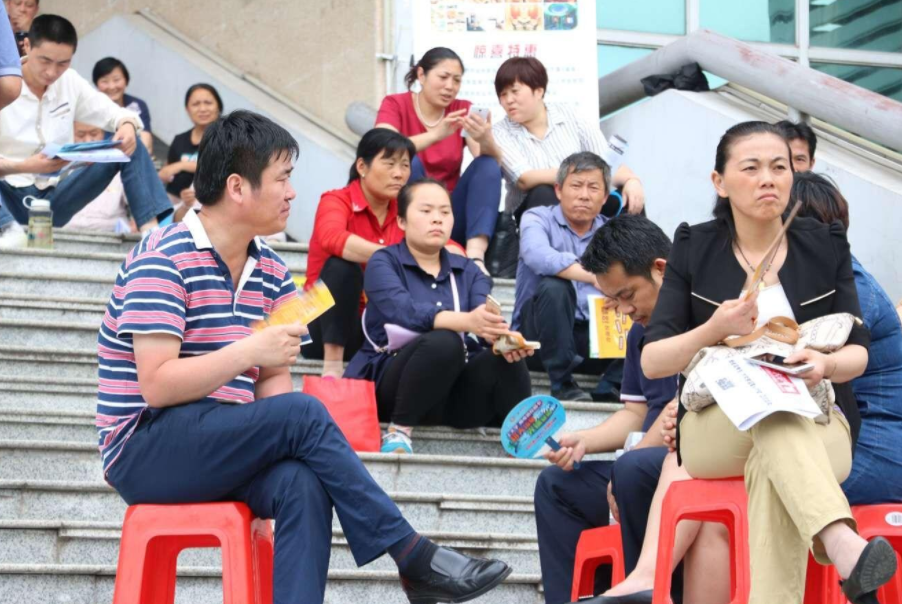 高考当天，家长有必要“全程陪考”吗，这位家长的做法值得学习