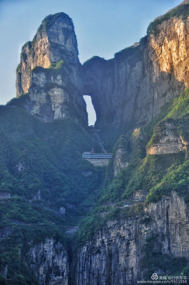 玉壶峰下松涛起，天界佛国掸尘埃！走遍千山万岭，唯天门山独有