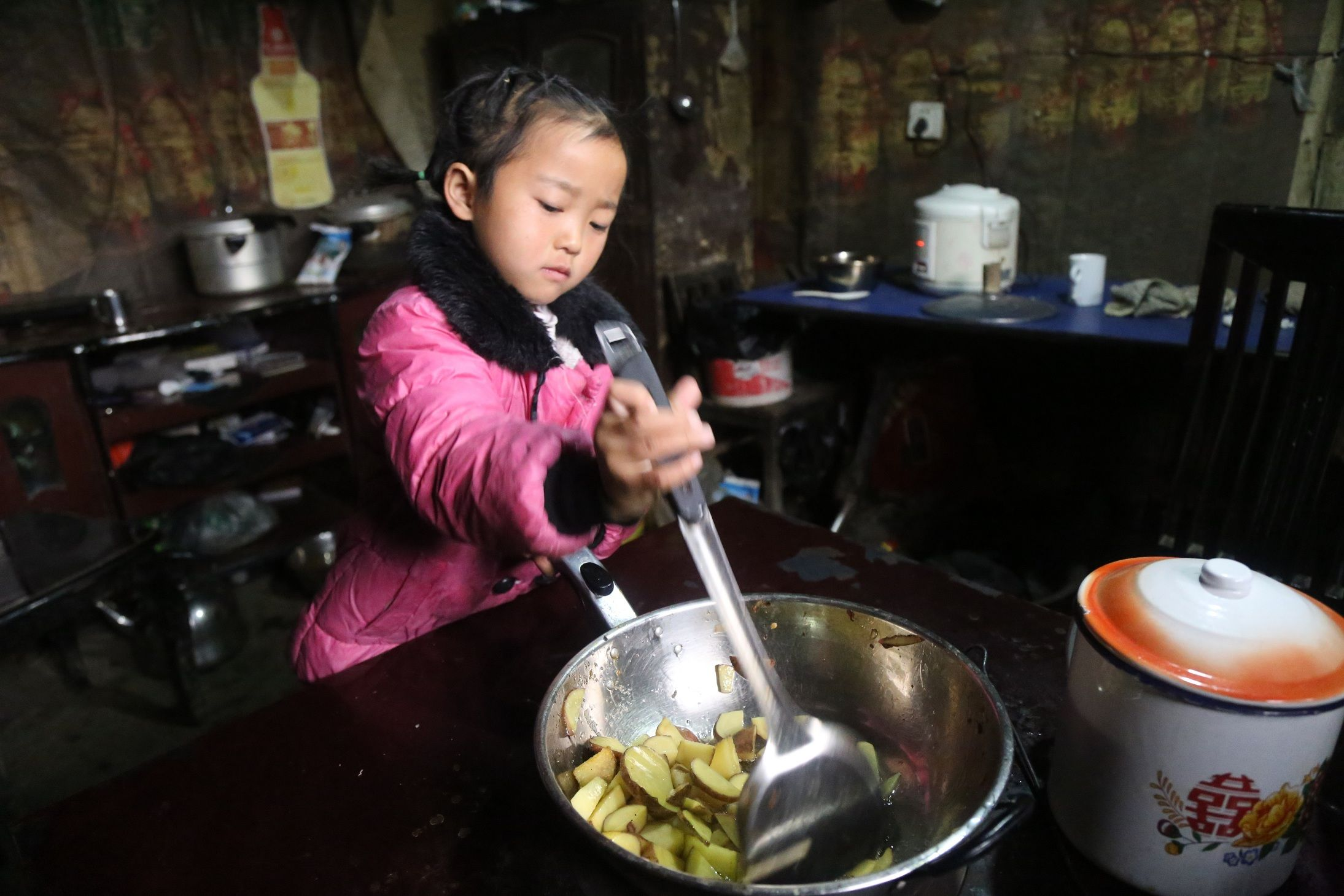 爸坐牢妈失踪，六岁的她撑起三代之家，13亿人为她点赞
