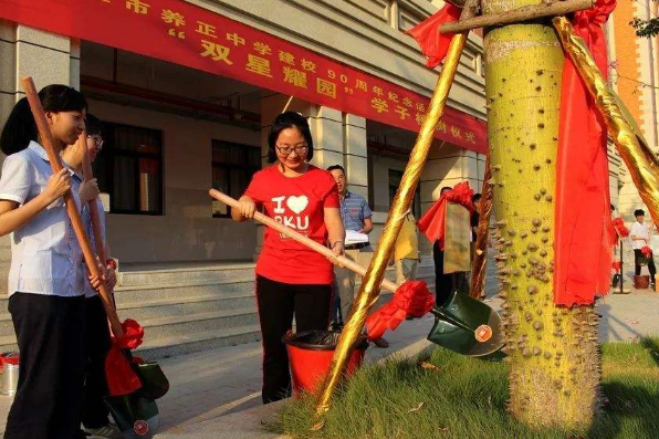 别再说“学习无用”！福建女孩高考获状元称号，奖励100万