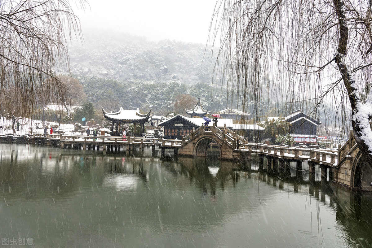 洁白的雪，我爱你，我爱你的纯洁，把大地打扮得多么美丽