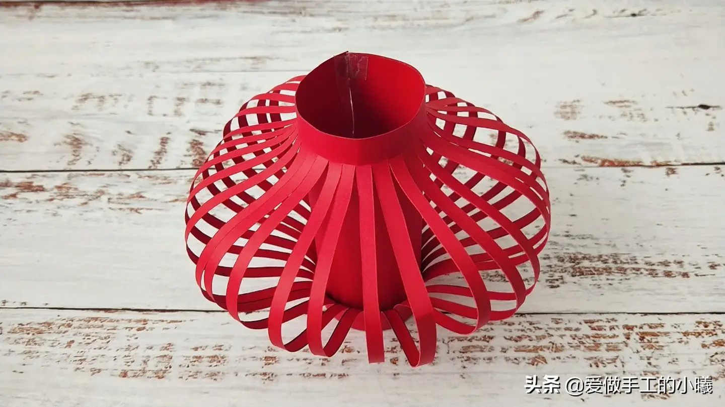 手工剪纸灯笼的做法（彩纸灯笼制作方法）