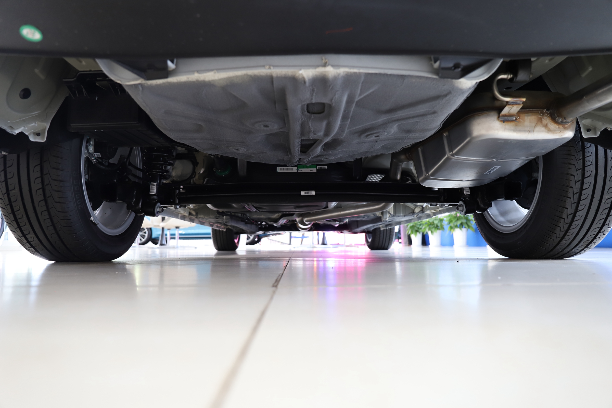 国民家轿热销12年 最低只要4.28万 实拍吉利帝豪UP