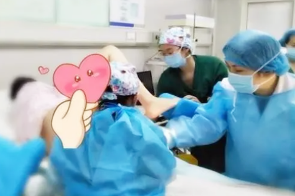 顺产使用产钳助产图片(都可以看到胎头了) - 赤虎壹号