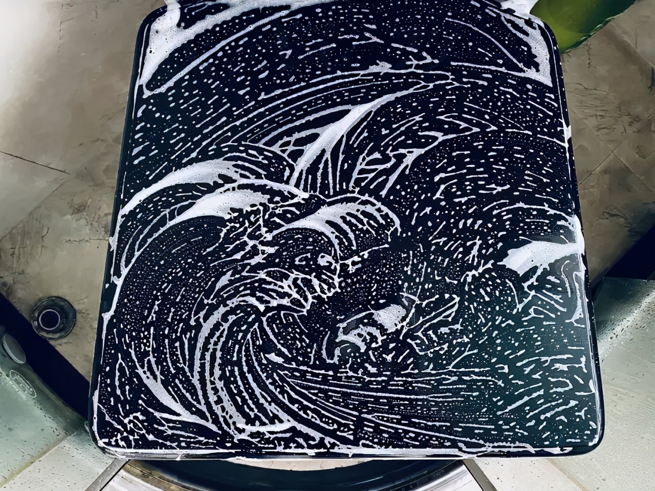 ​把钢化膜掰成世界名画，这帮人实在是太有才了