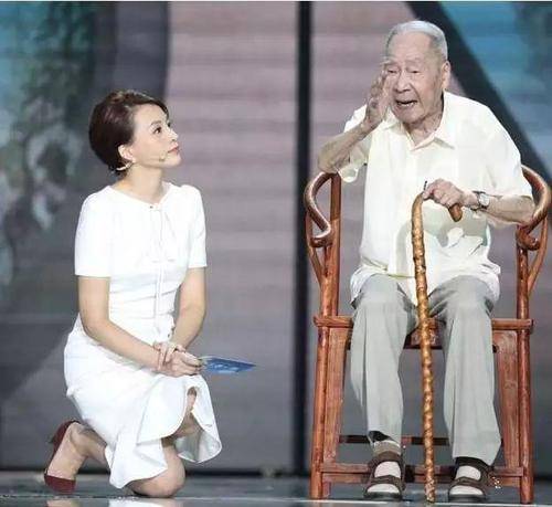 董卿失态落泪，年少自卑想自杀，被传隐婚生子，成名背后有多难？
