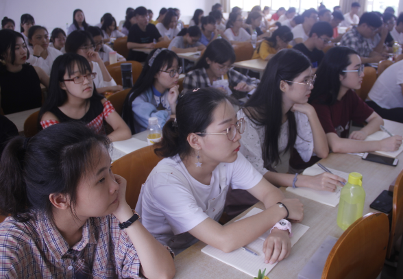 大学生的“洗头式”社交，令不少家长不能理解，学生却深有同感