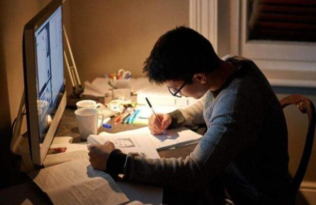 关晓彤高考成绩曝光，明明在拍戏赚钱，为什么高考成绩这么好？