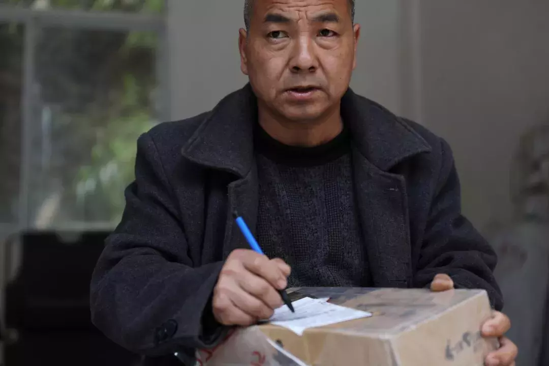 记者冒险探入“中国西南最后的秘境”,记录 “夺命山道”上的快递小哥