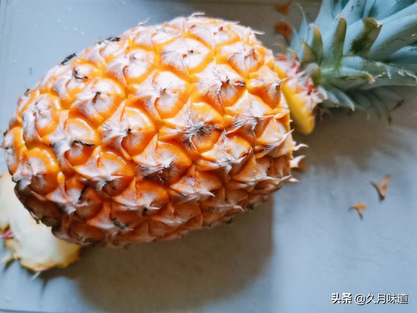 想吃菠萝不会切，教你简单一招，在家也能切出完整不破烂的菠萝块