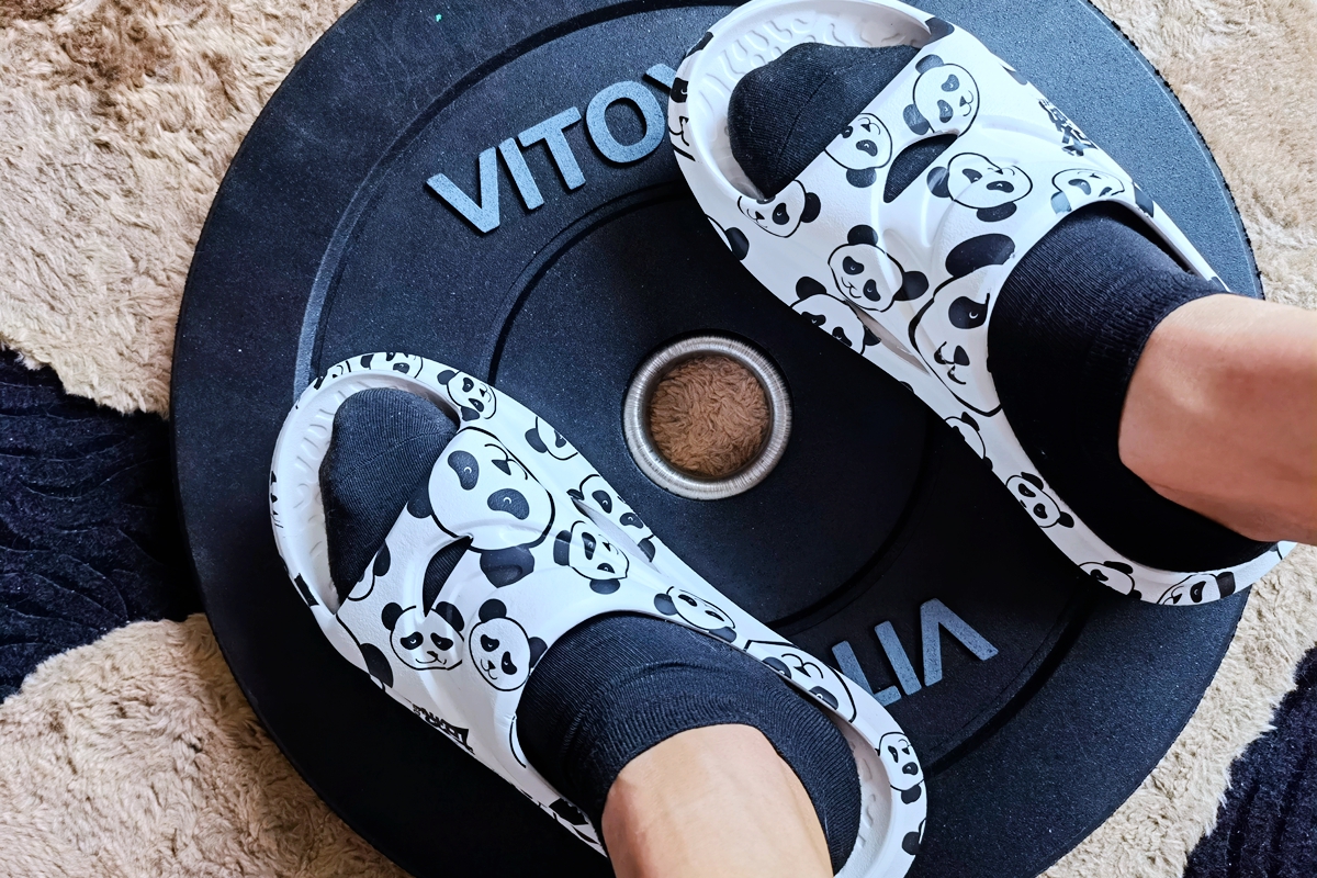 高颜值的足底舒缓神器，咕咚舒缓运动拖鞋熊猫款