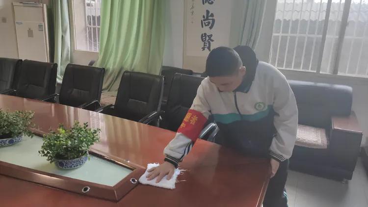 西安市第十四中學(xué)志愿服務(wù)隊在行動(圖9) 西安市第十四中學(xué)志愿服務(wù)隊在行動(圖9)