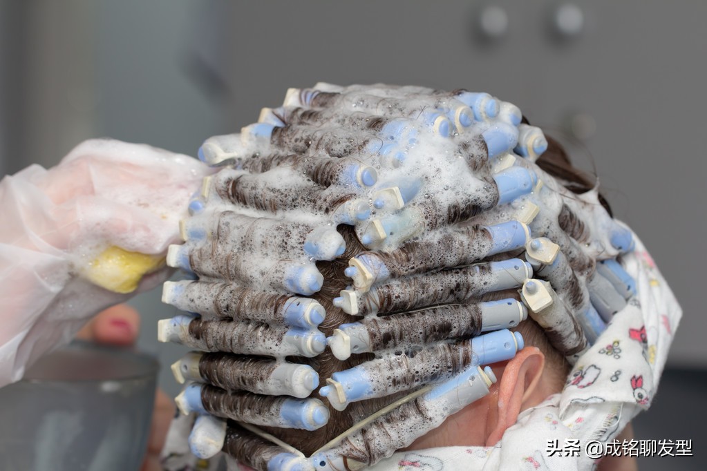 一次性卷发多少钱(天天用电卷棒做卷发和用药水烫卷发) - 价格百科