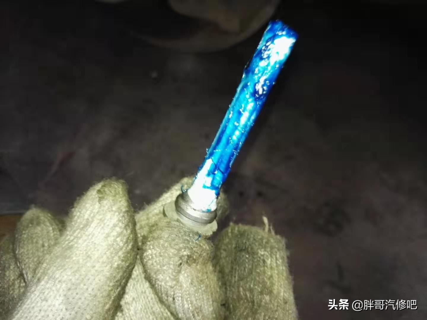 汽车走颠簸路面时底盘传来异响声，有松散的感觉，胖哥教你处理