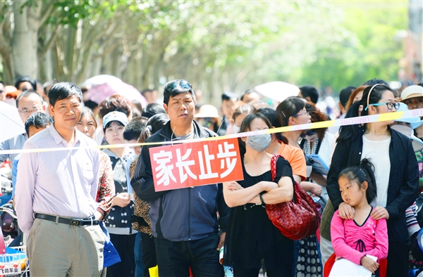 2021年高考作文题目出炉，“人字漫画”成亮点，考生直呼：看不懂