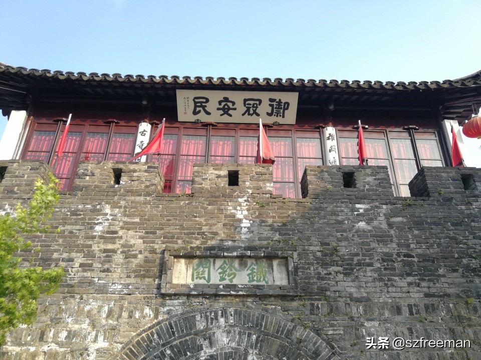 眼前的景象宛如诗句，铁铃关外烟如画，人立枫桥数客船