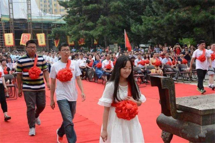 高考状元是女孩，出国留学也是女孩，女学霸越来越多，男孩去哪了