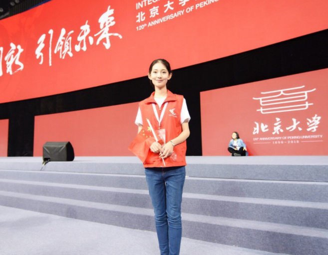 北大校花意外走红，“神颜”让人心动不已，网友评论却翻了车