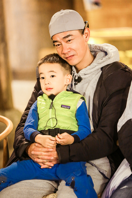 54岁陈小春晒父子合照，1岁小儿子发量惊人，与